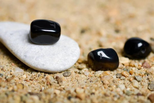 구슬 및 자연 채광에 모래에 돌 — 스톡 사진