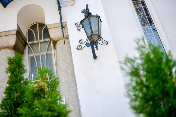 Muur vloerlamp opknoping buiten in natuurlijk licht — Stockfoto