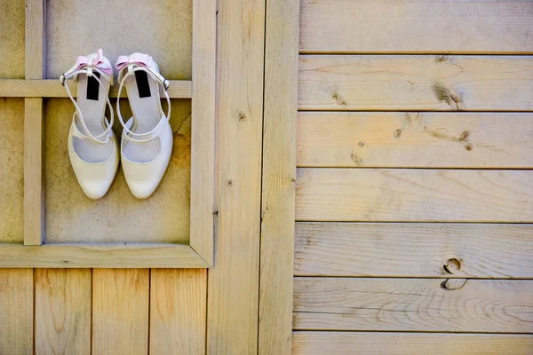 Scarpe da sposa appendere — Foto Stock