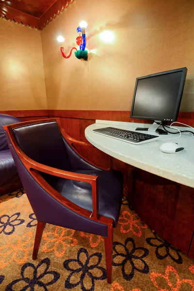 Komputer biurko i krzesło — Zdjęcie stockowe