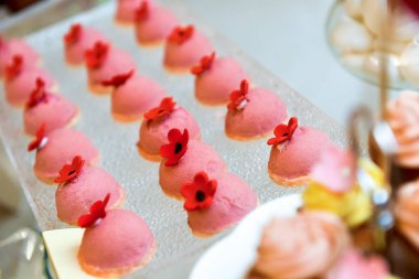 Doğal ışık kırmızı çiçekli pasta