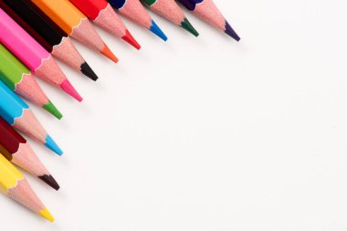 Doğal ışık masada düzenlenmiş renkli kalemler