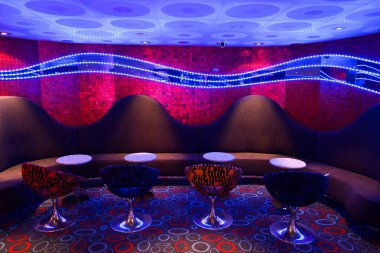 Tablolar Bar ve bar tabureleri doğal ışık