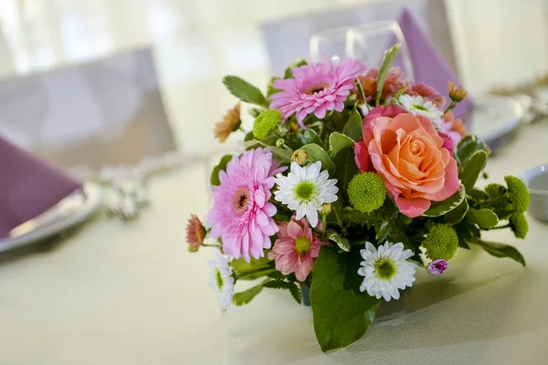Květinové aranžmá na stůl v přirozeném světle — Stock fotografie