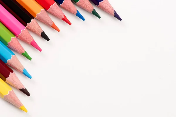 Doğal ışık masada düzenlenmiş renkli kalemler — Stok fotoğraf