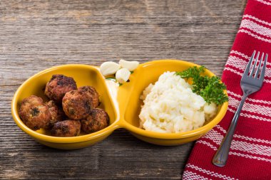 Et köftesi doğal ışık masada patates püresi ile