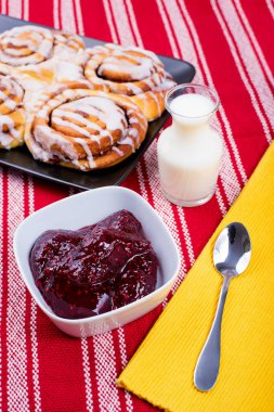 Salyangoz kek reçel ve süt doğal ışık tablo