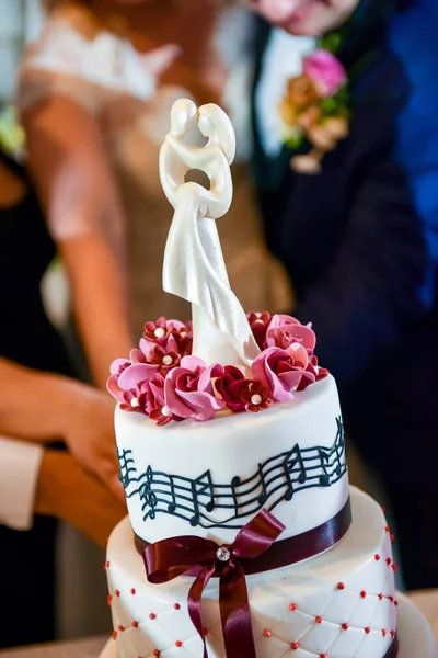 Bröllopstårta på bordet i dagsljus — Stockfoto