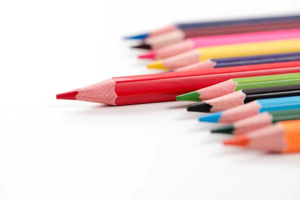 Цветные карандаши расположены на столе при естественном освещении — стоковое фото