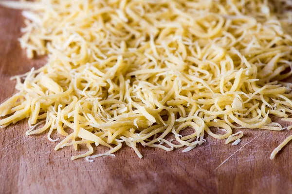 Zelfgemaakte noedels op de tafel in het daglicht — Stockfoto