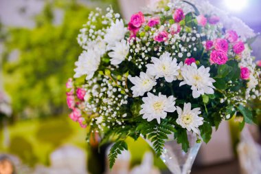 Hafif tarafında olaylar için masanın üzerine çiçek aranjmanı