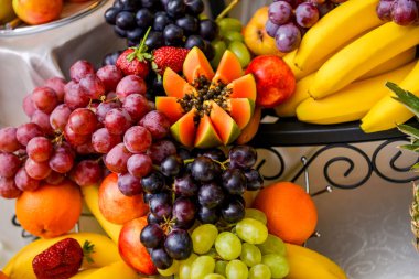 Üzüm, papaya ve muz bir tabloda farklı türde