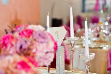 Destek zarif mum masasına doğal ışık ayarla.