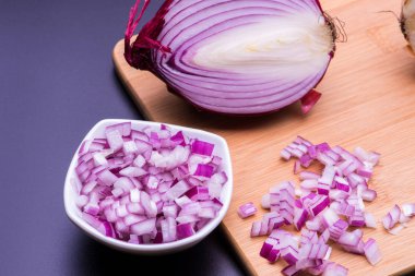 Kırmızı ve beyaz soğan kes ve tüm ahşap bir alt siyah arka plan üzerinde