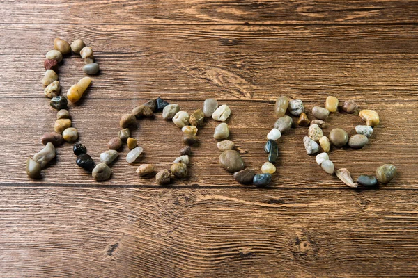 愛の石と書かれた木製の背景 — ストック写真