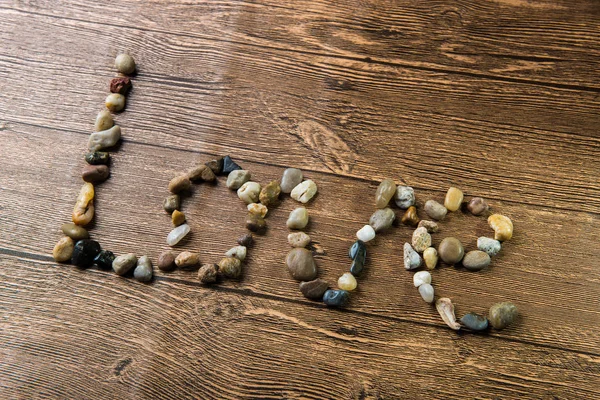 Amor Escrito Con Piedras Sobre Fondo Madera —  Fotos de Stock