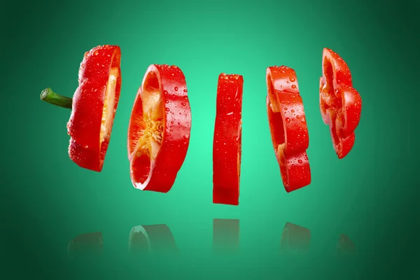 Gesneden Rode Paprika Met Reflectie Geïsoleerd Een Groene Frisse Achtergrond — Stockfoto