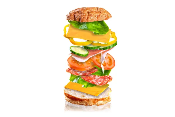 Heerlijke Boterham Sandwich Met Vliegende Ingrediënten Geïsoleerd Witte Achtergrond Stockafbeelding