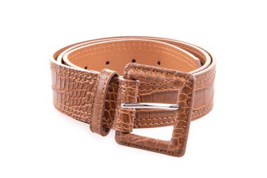 Deri kahverengi kemer beyaz arkaplanda izole edildi