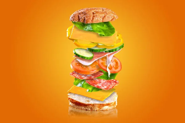 Fliegen Leckeres Sandwich Sandwich Mit Fliegenden Zutaten Auf Orangefarbenem Hintergrund — Stockfoto