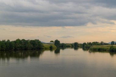 Nehir sakin su akşam