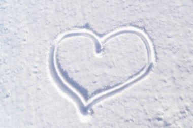 Boğulmuş kalp şeklinde beyaz kar