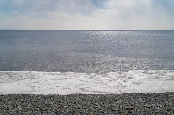 Iskalla stranden väntar på våren — Stockfoto