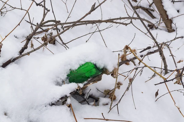 Odpadów, śmieci, śmieci, pod śniegiem w lesie. Ściółką natura — Zdjęcie stockowe