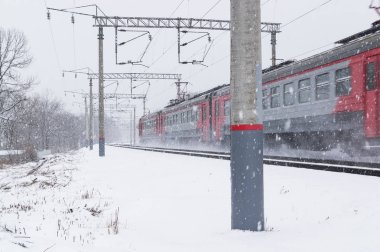 Kışın kar fırtınası sırasında yolcu Elektrikli tren taşır