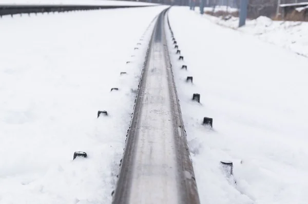 Invierno y nieve en las vías del ferrocarril en invierno. Primer plano — Foto de Stock