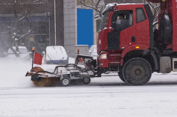 Hó tisztító a városban. Speciális gép. — Stock Fotó