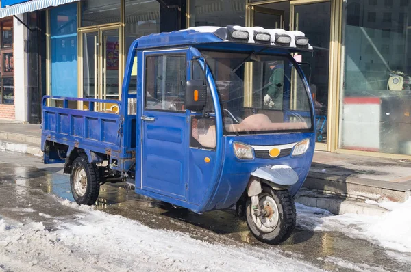 Scooter de motor de tres ruedas con cabina — Foto de Stock