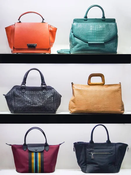 Handväskor i skyltfönstret i en modebutik — Stockfoto