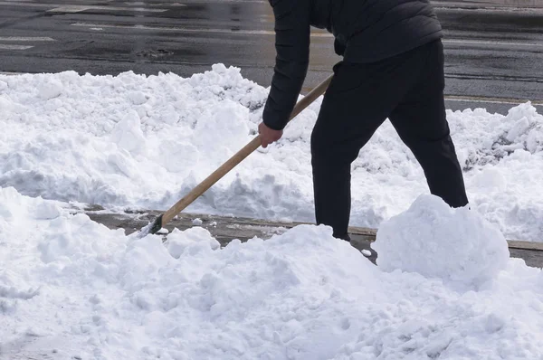 Limpieza de nieve con una pala después de una tormenta de nieve — Foto de Stock