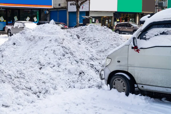 Consecuencias de nieve y nieve en la ciudad — Foto de Stock