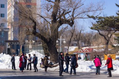 Yanjixi, Jilin, Çin - 9 Mart 2018: Eski insanlar şehir merkezinde park Meydanı'nın açık yerde dans
