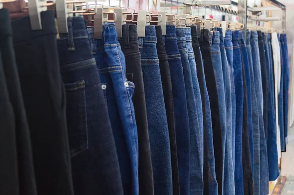 Jeans em cabides — Fotografia de Stock