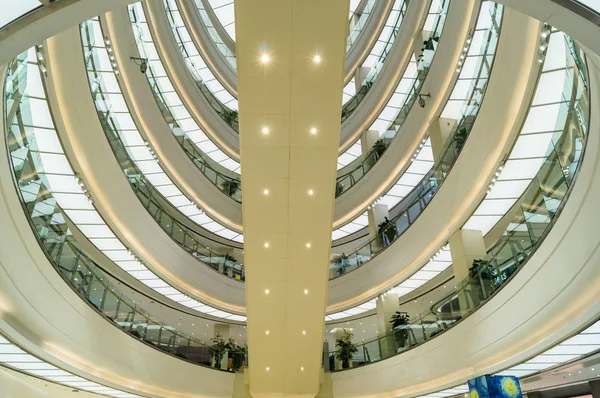 YANJIXI, JILIN, CHINA - 9 de março de 2018: Lanche sobre rodas perto do centro comercial na cidade chinesa de Yangtze — Fotografia de Stock