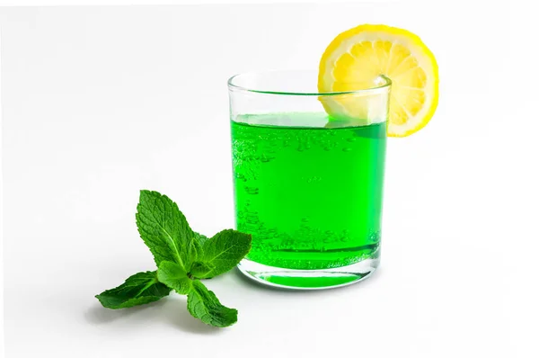Koktajl zielony sody z cytryny na skraju przezroczystego szkła — Zdjęcie stockowe