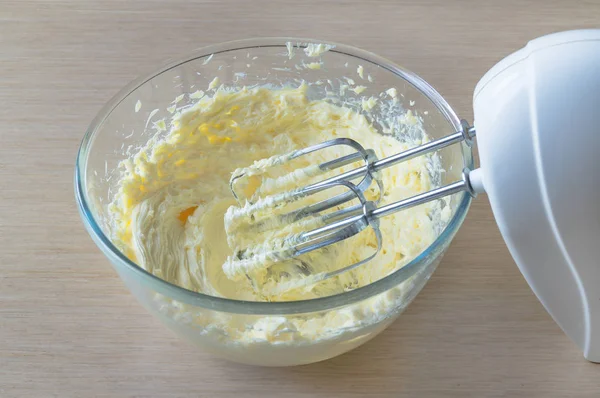 Schüssel mit abgewischter Sahne und Mixer — Stockfoto