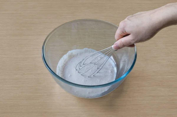 Готовить и смешивать в миске для приготовления крема — стоковое фото