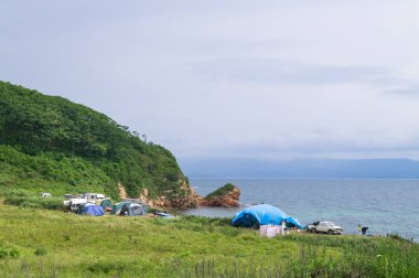 Bir turist kamp Primorsky Krai'Putyatin adasının pitoresk Körfezi kıyısında.
