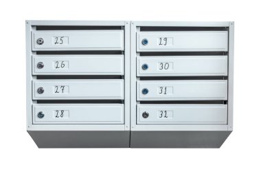 Beyaz arkaplanda izole edilmiş daire numaraları olan posta kutuları grubu