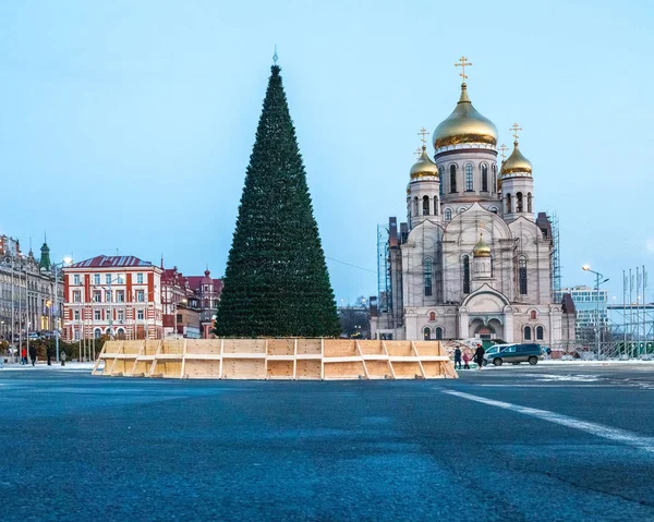 Un sapin de Noël est placé avant Noël sur la place de la ville de Vladivostok — Photo