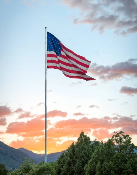 Amerikanische Flagge Sonnenaufgang lizenzfreie Stockfotos