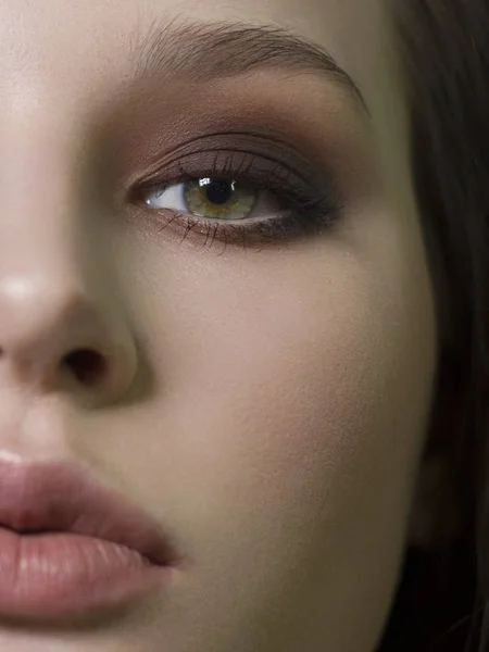 Портрет красуні. Professional Makeup for Brunette with Blue eyes - Red Lipstick, Smoky Eyes Прекрасна модна дівчина. Ідеальна шкіра. Придумай. Розташований на білому фоні. Частина обличчя — стокове фото