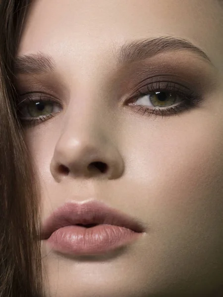 Retrato de close-up do rosto de pureza da mulher bonita com preto escuro maquilhagem de olhos fumegantes, lábios cheios nus. Modelo sexy com pele limpa e brilhante, tez de pureza — Fotografia de Stock