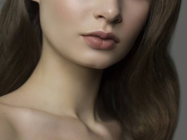 Cinsel dolgun dudaklar. Dudak parlatıcısı ve kadın derisi. Ağız kapalı. Dudaklarda ve kozmetolojide artış. Doğal dudaklar. Açık gözlerle harika bir yaz havası. Moda mücevherleri. Pembe dudak parlatıcısı