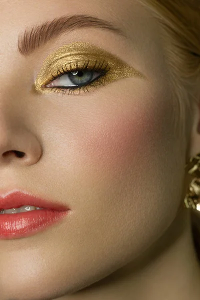 아름다운 섹시 한 젊은 여성의 밤은 붉게 물든 눈 속눈썹 이 황금색으로 쌓여 있고 카메라 메이크업 아티스트인 미용 미용실 온천을 들여다보고 있다. 금으로 만든 보석 — 스톡 사진