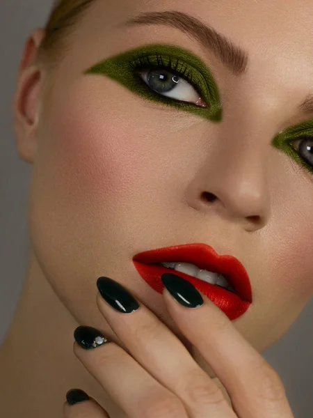 ハーフ美しいアップセクシーな若い女性の夜は、メイクアーティスト化粧品美容室スパ、濃い目のまつ毛染めと緑のライナーを構成します。長い緑の爪、きれいな肌と赤ヌード口紅. — ストック写真